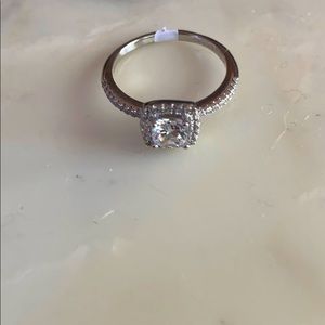 Beautiful cz engagement like ring size 7